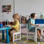 Comment bien choisir une table pour école maternelle adaptée au développement des enfants ?