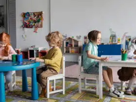 Comment bien choisir une table pour école maternelle adaptée au développement des enfants ?